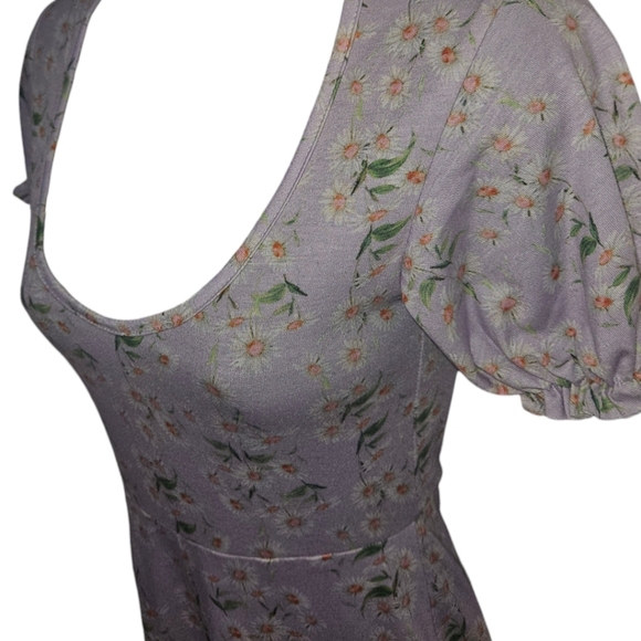 PrettyLittleThing Lilac Daisy Printed Puff Short Sleeve Culotte Jumpsuit - Picture 4 of 6